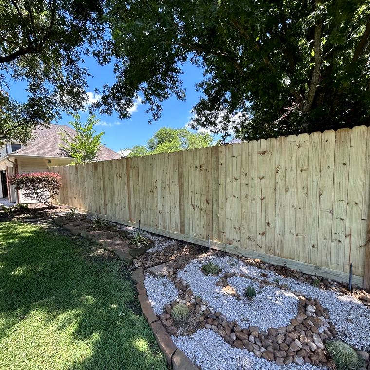 Cedar privacy fence run in a Houston backyard